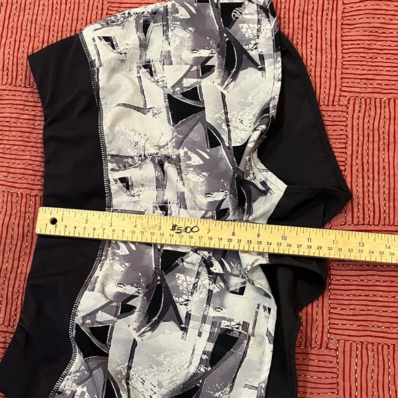 MPG size 11 Women's Athletic lined Shorts with Black and Gray Geometric Pattern - Picture 8 of 15